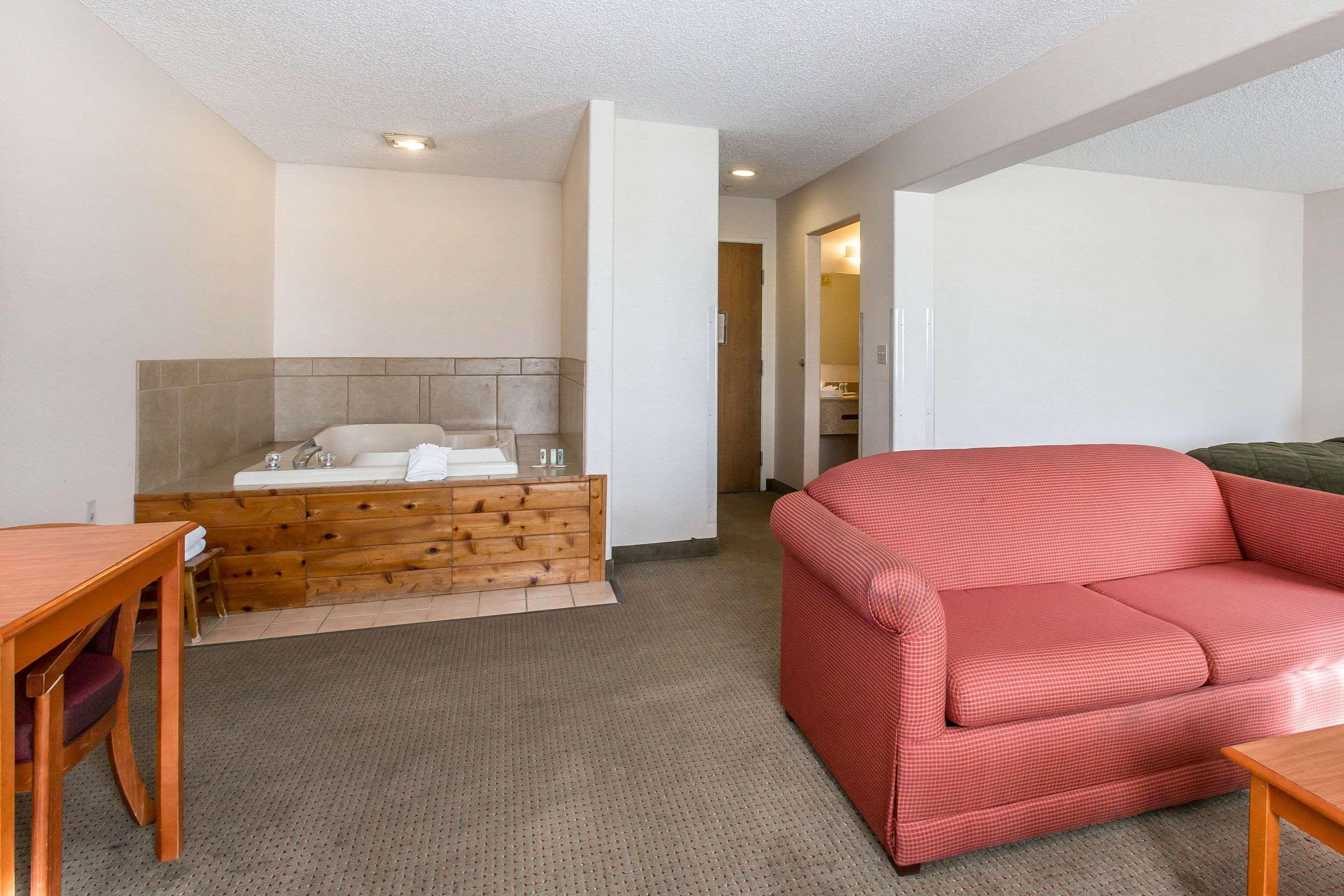 Quality Inn Delta Gateway To Rocky Mountains Eksteriør billede